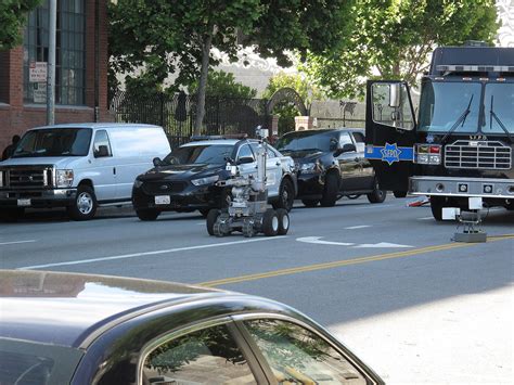 SF police respond to possible bomb threat, no device found